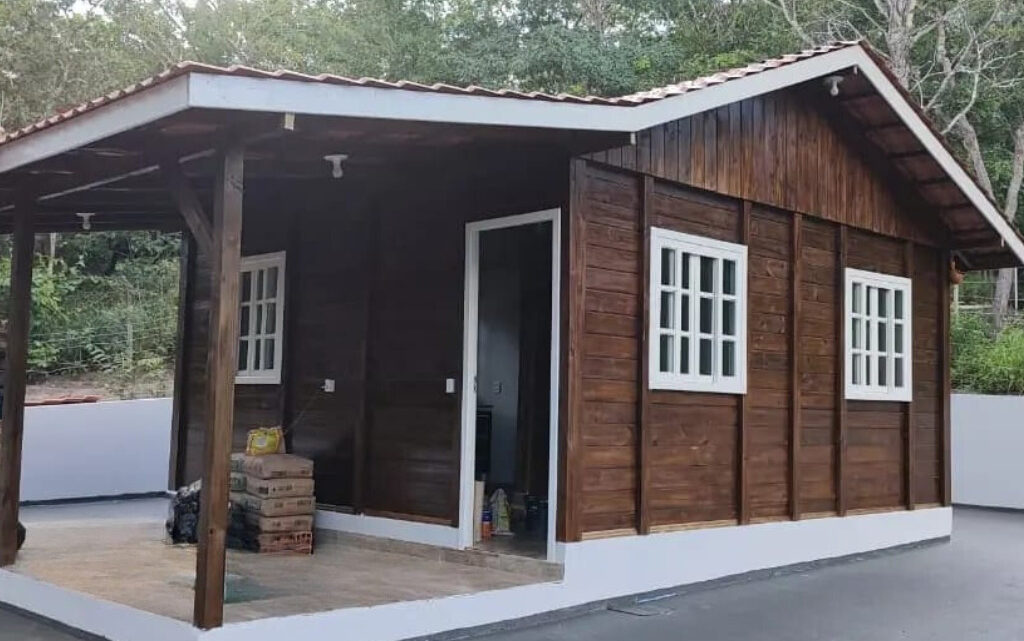 A casa de madeira com garagem, o lar completo dos sonhos.