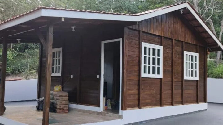 A casa de madeira com garagem, o lar completo dos sonhos.