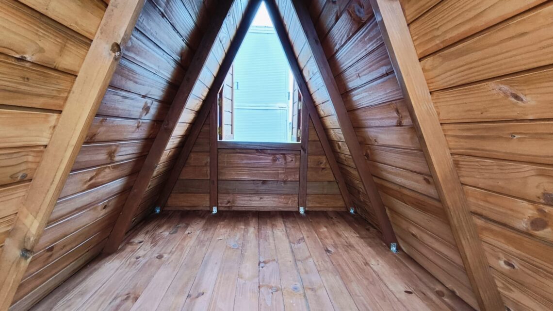 interior do chalé camping de madeira
