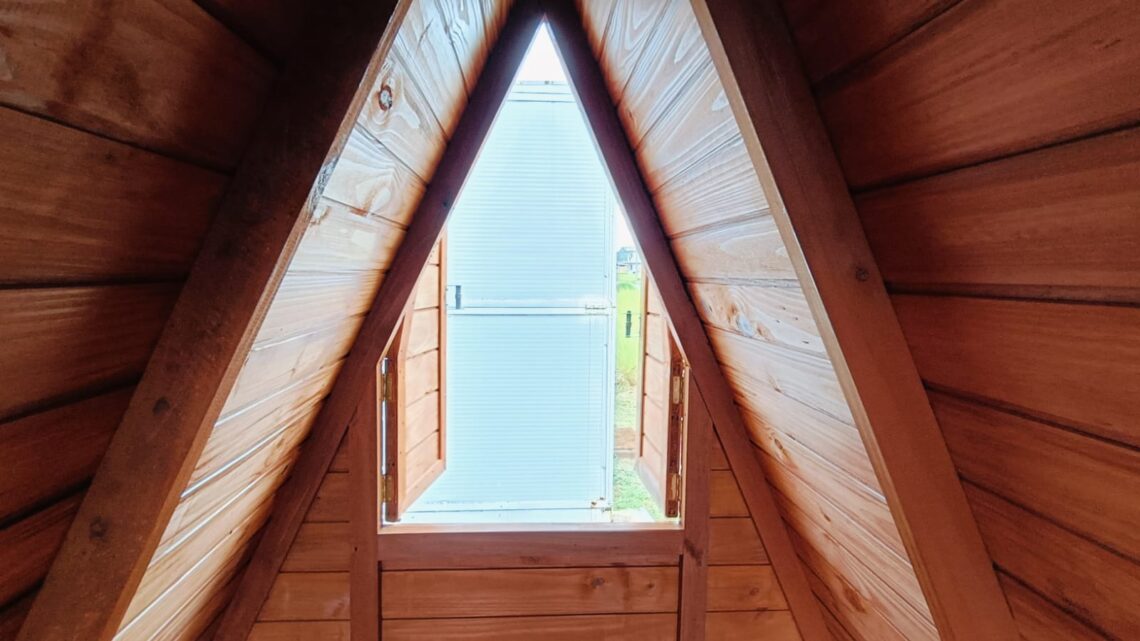 janela aberta do chalé camping de madeira tratada