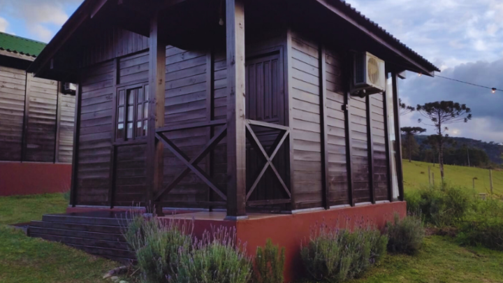 Casa de madeira pré-fabricada, aconchego instantâneo que encanta com beleza natural.
