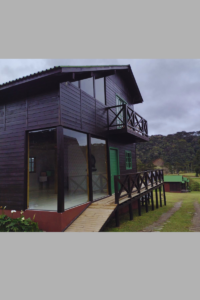 Casa de madeira, o refúgio acolhedor que conecta com a natureza.