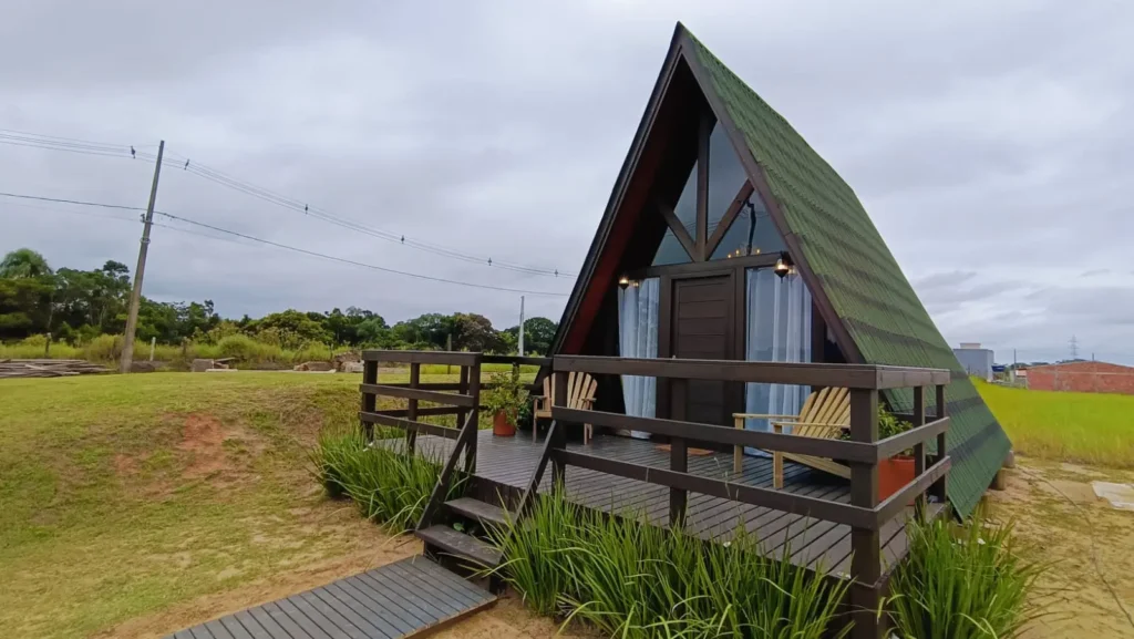 chalé de madeira com varanda de deck e construído pela Minha Casa Pré-fabricada