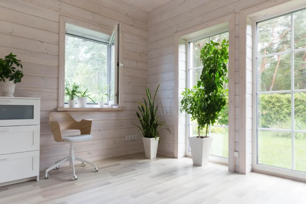 Interior de quarto minimalista em casa de madeira branca com móveis de madeira e plantas