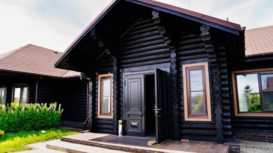 Estilo de casa de madeira com telhado baixo, janelas e uma fachada azul