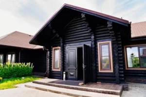 Estilo de casa de madeira com telhado baixo, janelas e uma fachada azul