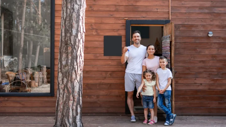 Família feliz em morar em casa de madeira