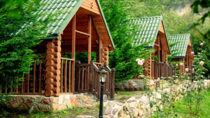 Projeto casa de madeira em uma floresta