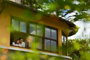 Casal feliz em casa ecológica