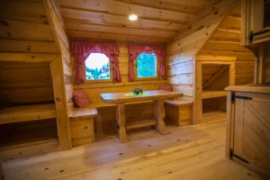 Uma casa de madeira com um lindo acabamento interno