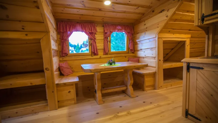 Uma casa de madeira com um lindo acabamento interno