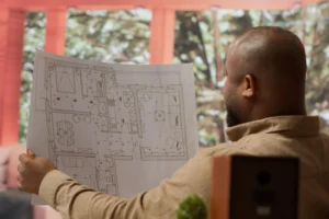 Um homem observa o projeto casa de madeira
