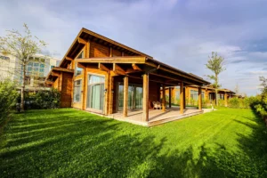 Casa de madeira tratada com varanda em paisagem verde